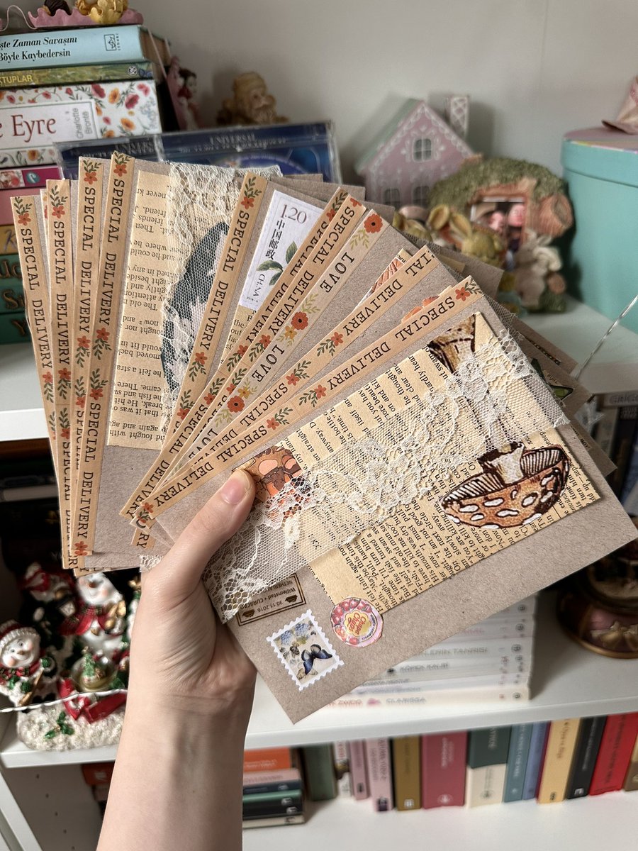 laylawpoets's tweet photo. biz kitap kulübümüz Omelas'ta bunu yapmayı coook istiyoruzzz, önümüzdeki ay icin planlıyoruz hatta..ilk kitabımızın hediyelikleri olarak okurlarımıza sunları hazırlamıstıkkk😭😭katılmak isteyen olursa cook sevinirizz https://t.co/ws7ynvjLWg