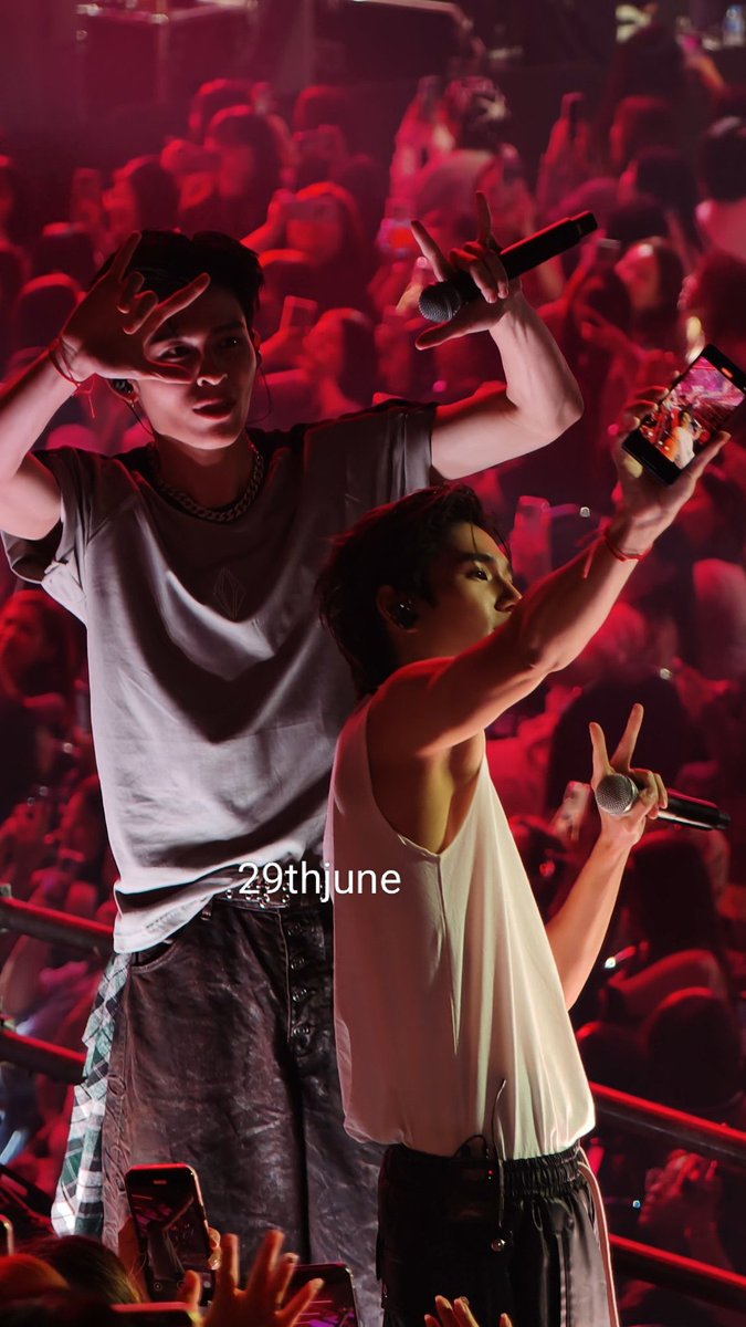 คนที่ไม่ค่อยชอบถ่ายรูปตัวเองเพราะชอบถ่ายแต่คนอื่นกลับยกมือถือมาถ่ายตัวเองกับพาร์ทเนอร์ในโมเม้นวันสุดท้ายของคอนเสิร์ต โคตรตรงกับประโยคที่ว่า

‘ ทุกความสำเร็จของปภวจะมีกันและกันเสมอ ’

😭🤍