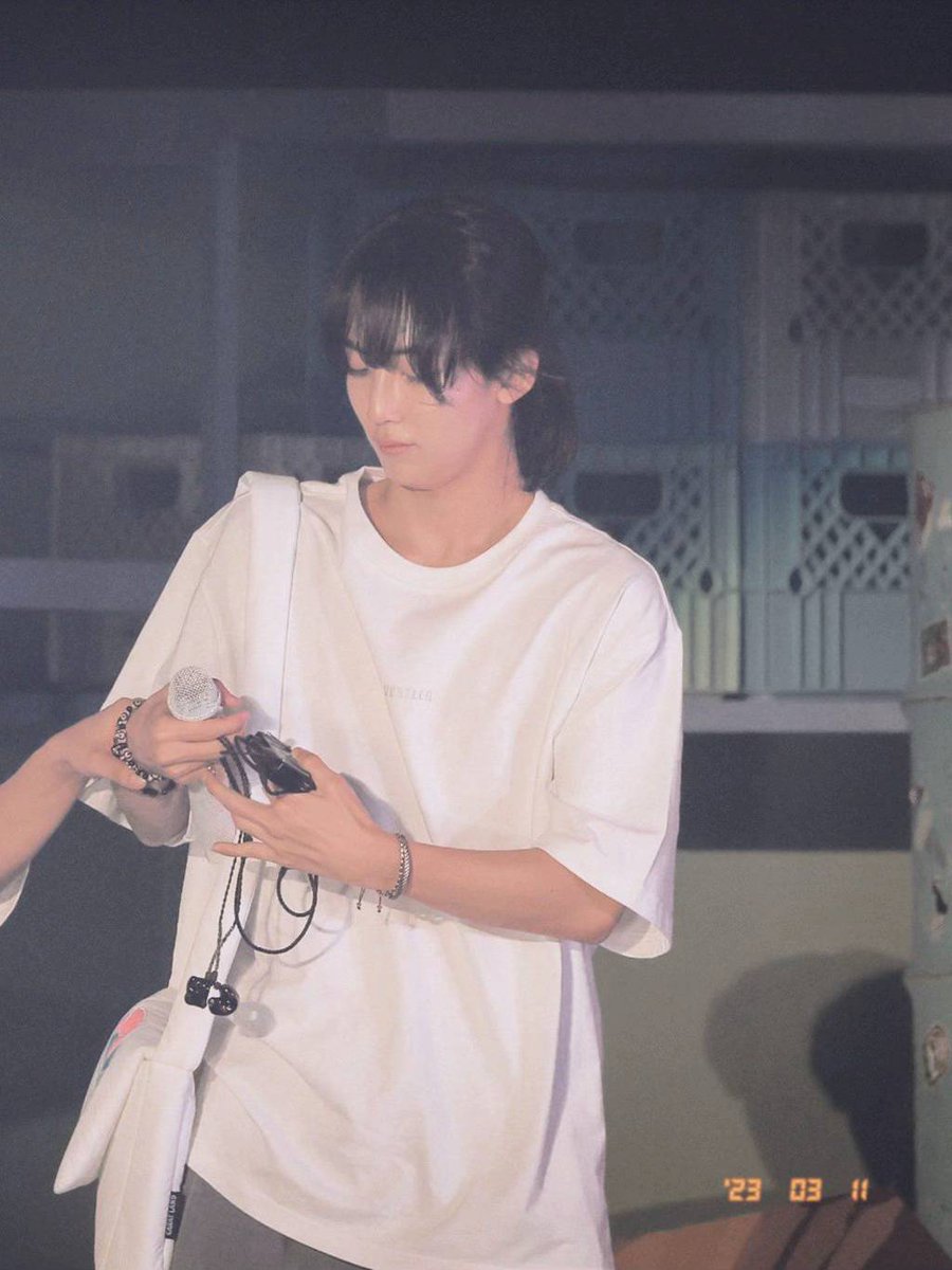 "jeonghan-ah look"                   "wait, give me a second"