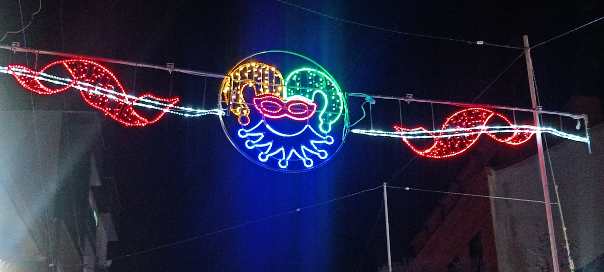 FiestasdeFuenla's tweet photo. Luces de carnavales en la calle La Plaza de Fuenlabrada #carnaval2026 #carnavalesfuenlabrada #fuenla #Fuenlabrada https://t.co/yKJprf47wT