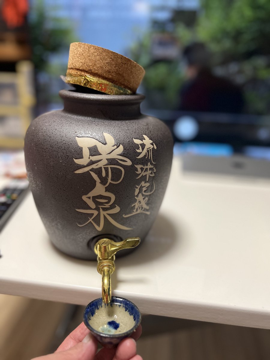 寝落ちから目が覚めてペンネアラビアータ作ってつまんでます😅
持ち帰ったサイゼのマグナム白でおつかれさま！( ^ ^ )/□
YouTubeで類さんの元旦沖縄シリーズ観てたら泡盛飲みたくなってやなわらバーのマスターから誕生日にプレゼントされた瑞泉の瓶に三年古酒を入れて10年熟成したやつ美味い！