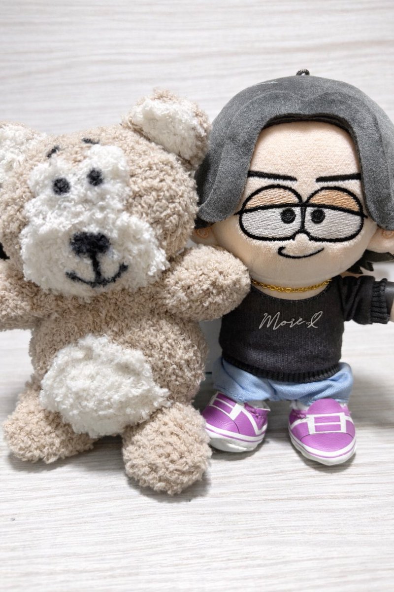 _h1y0r13's tweet image. タムぬい作った！！
ちょっと形いびつやけど、もふもふで可愛いから許す🫶
（背景はAIに変えてもらった🤫💖）
#timelesz
#タム 
#タムぬい