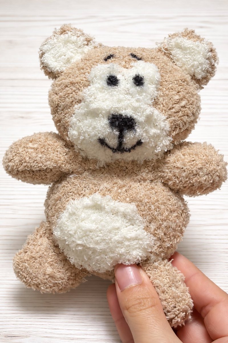 _h1y0r13's tweet image. タムぬい作った！！
ちょっと形いびつやけど、もふもふで可愛いから許す🫶
（背景はAIに変えてもらった🤫💖）
#timelesz
#タム 
#タムぬい