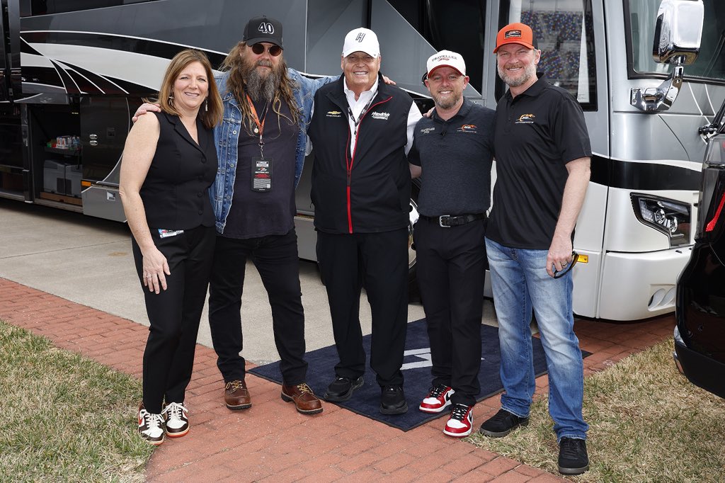 Welcome back to the #Daytona500 , <a href="/ChrisStapleton/">Chris Stapleton</a> 👊