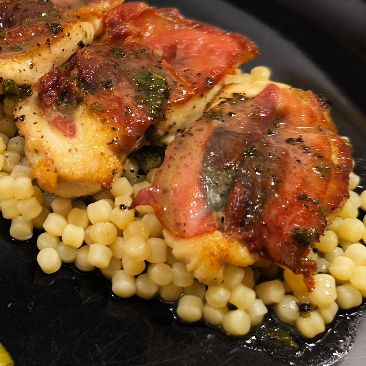 MikeKocht's tweet photo. #SaltimBocca springt ja dem Namen nach wirklich in den Mund.
Bei mir vom #Hendl ( #Huhn ) weil wir das lieber mögen.
Dazu #FregolaSarda, die nimmt den feinen Saft gut auf
#Zucchini als Gemüsebeilage
https://t.co/gAGu7nKpxa https://t.co/gOxGGuzjfF