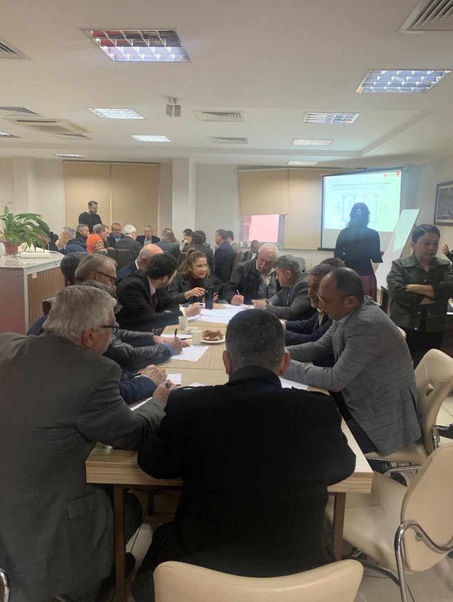 Cumhuriyet Halk Partisi’nin Bülent Ecevit Parti Okulu tarafından düzenlenen Yönetici Eğitimi Programı, ilçe yöneticilerimizin katılımıyla; Ece Demir, Fatma Müge Yazıcı ve Dr. Özcan Baripoğlu’nun eğitmenliğinde gerçekleştirildi.

Programda örgütlenme, siyasal iletişim ve iktidara