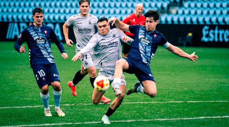 pablo_carba's tweet photo. Hoy ha sucedido en Balaídos lo que en el Ruta de la Plata hace un mes, pero con distinto gesto. El Tenerife se presentó entonces con su cami titular para jugar contra el Zamora. El árbitro consideró que la espalda podía confundirse. El Tenerife no traía otra y el Zamora no quiso cambiarse. Los charros acabaron indemnizando con 30.000 euros a su rival para que aceptara vestir su segunda equipación y el partido se jugase. El Avilés llegó hoy de la misma guisa a Vigo, solo con un uniforme. Eso sí, traían también un brazalete para homenajear a Iago Aspas. El árbitro les pidió cambiarse. Y fue el Celta el que, gentilmente, acabó jugando como local con su segunda indumentaria.