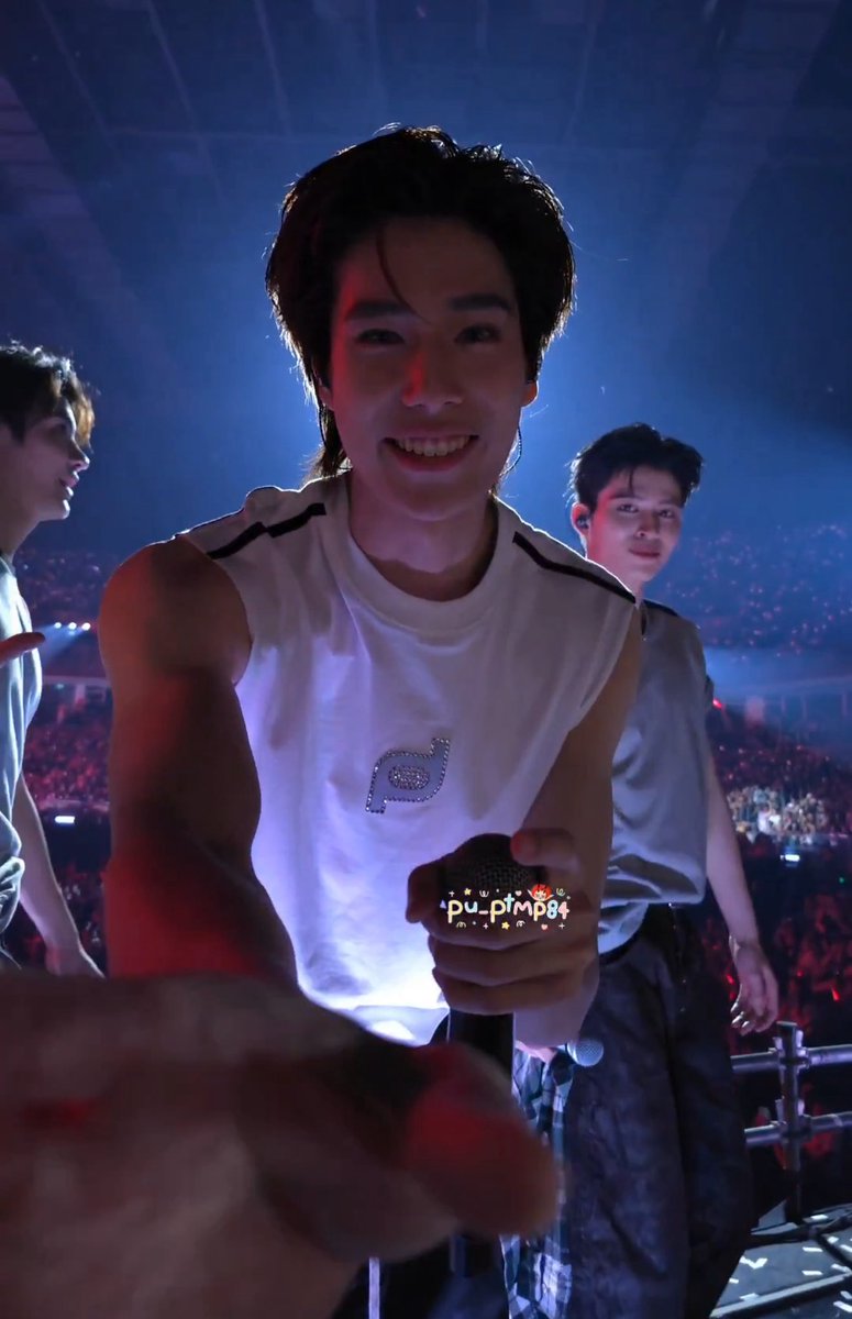 พี่ปอนด์พี่ ใจเย็นๆ รู้ว่าแฟนน่ารักมาก แต่สายตงสายตาอะเก็บความในใจไว้ก็ได้น้า คนเขารู้กันหมดแล้วว่ารักเขามากอะ ซึ่งพี่เข้าใจเป็นอย่างดีเลยละ เพราะถ้ามีแฟนน่ารักขนาดนี้ พี่ก็หลงจนไม่เป็นอันจะทำอะไรเหมือนกัน 🫵🏻