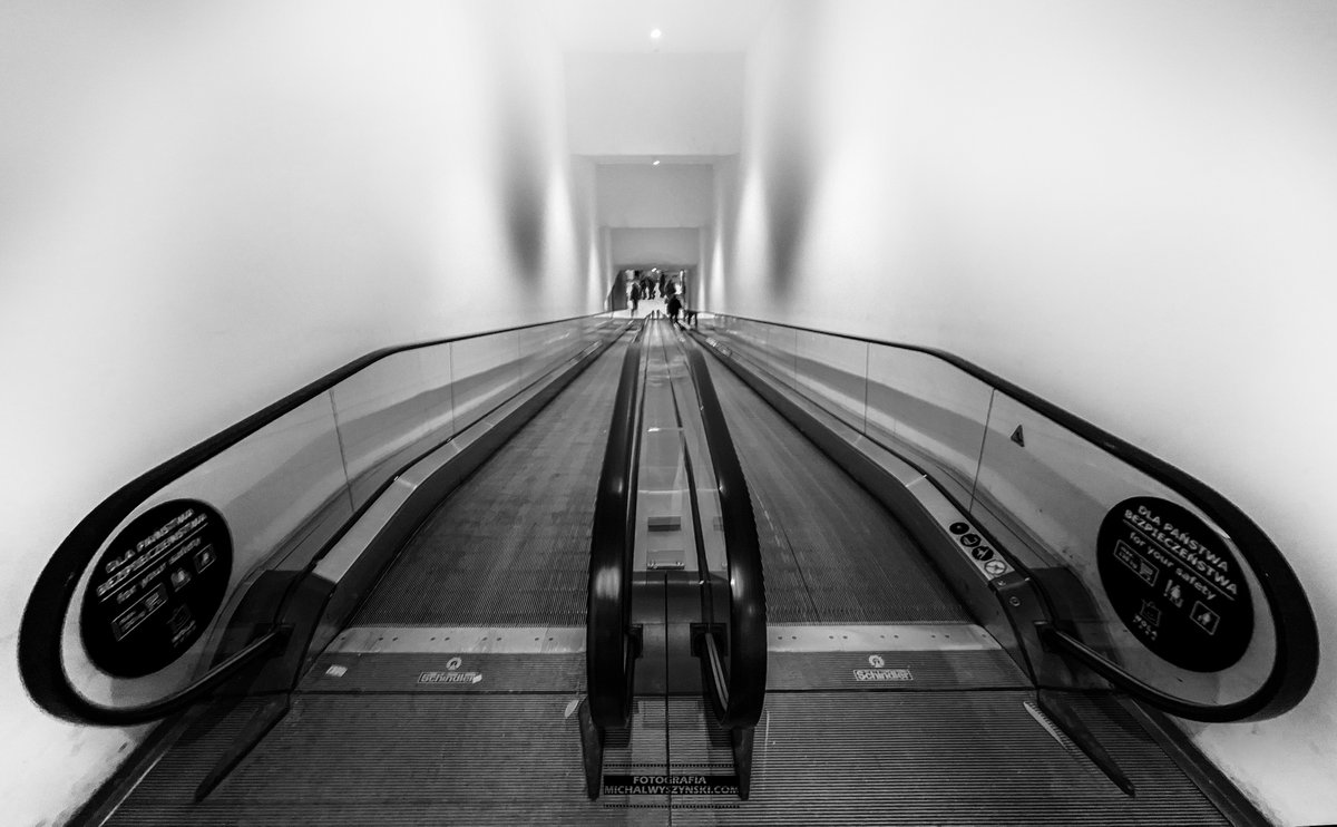 Dzienne korzysta z przejścia kilka tysięcy osób. Ciekawe jaki procent zatrzymuje się i robi zdjęcie.
#Warszawa #Wola