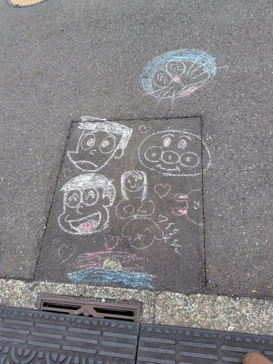 robasumi's tweet photo. 道路に名画が…‼️

あまりに上手かったので、周りを何周もして、色んな角度から見てしまった😆

#ドラえもん
#アンパンマン https://t.co/fnjzifbiQn