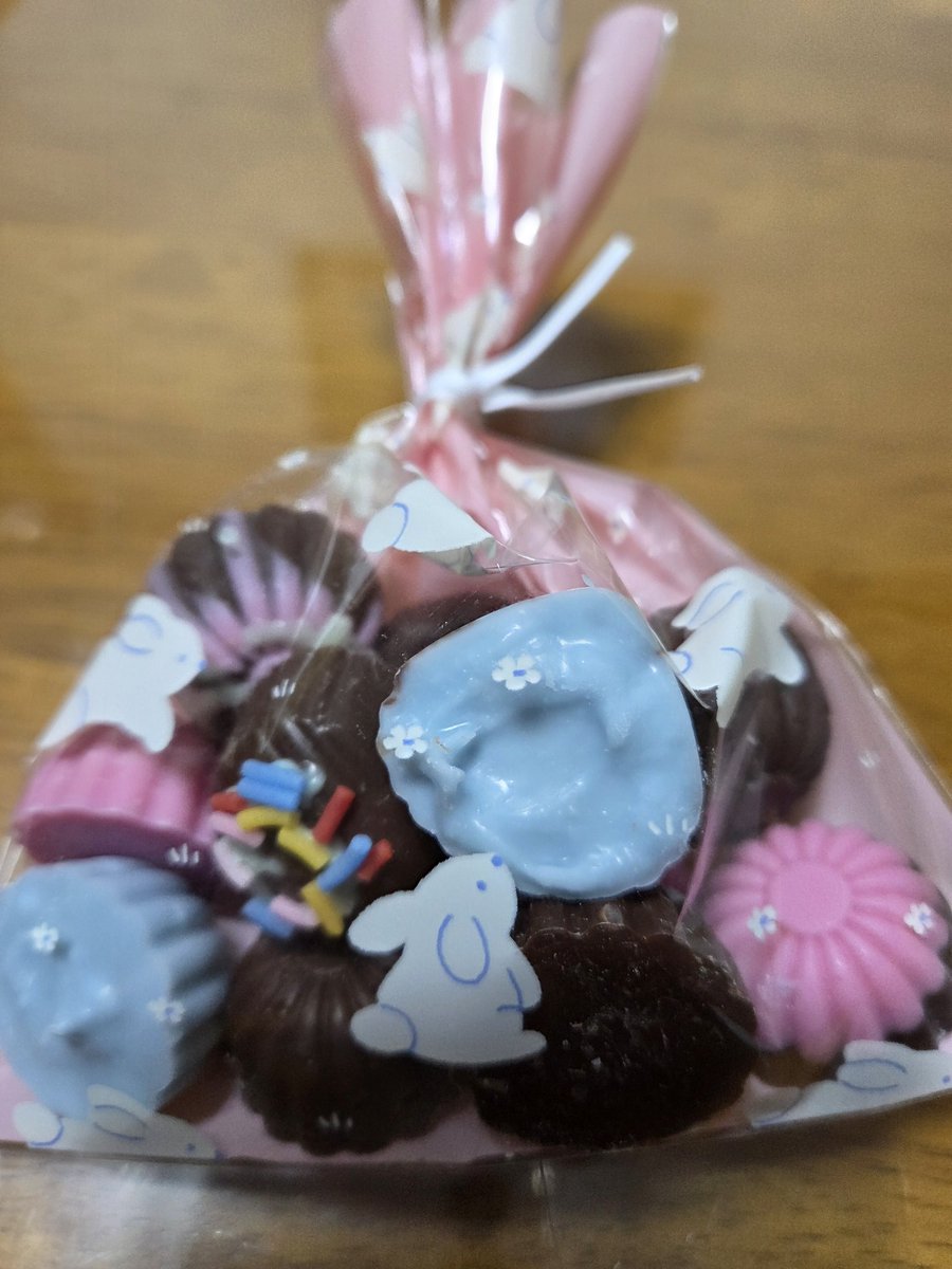 ha___shuen's tweet photo. 올리는 걸 깜빡한 다이소 초콜릿 에디션~~
다음엔 더 잘 만들어봐야지.. https://t.co/ur2yGIBr9a