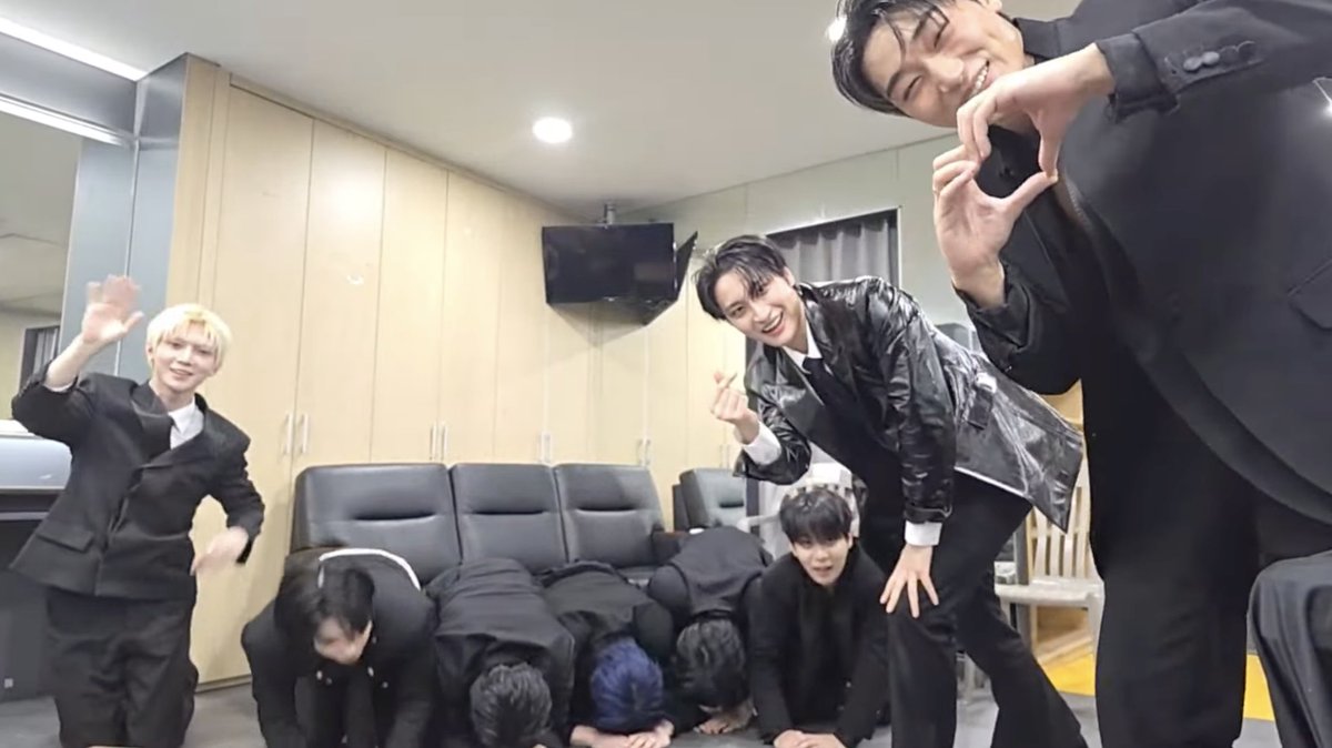 NOOOOO I LOVE MY ATEEZ THEY ARE SO PRECIOUS 😭😭