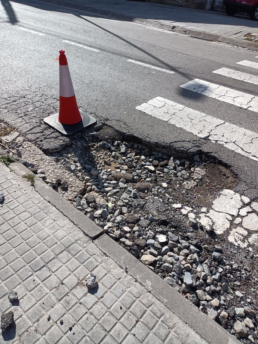 dciercoles's tweet photo. Ei, @AjRubi , cada cop q plou, apareix aquest sot. I cada cop més gran. Jo no hi entenc, però sembla q només fem nyaps temporals per arreglar les coses. Psg de les Torres/Ciutat de Mendoza. Hem d'esperar un accident per actuar? @rubifotoquejas https://t.co/MRD4UqIEId