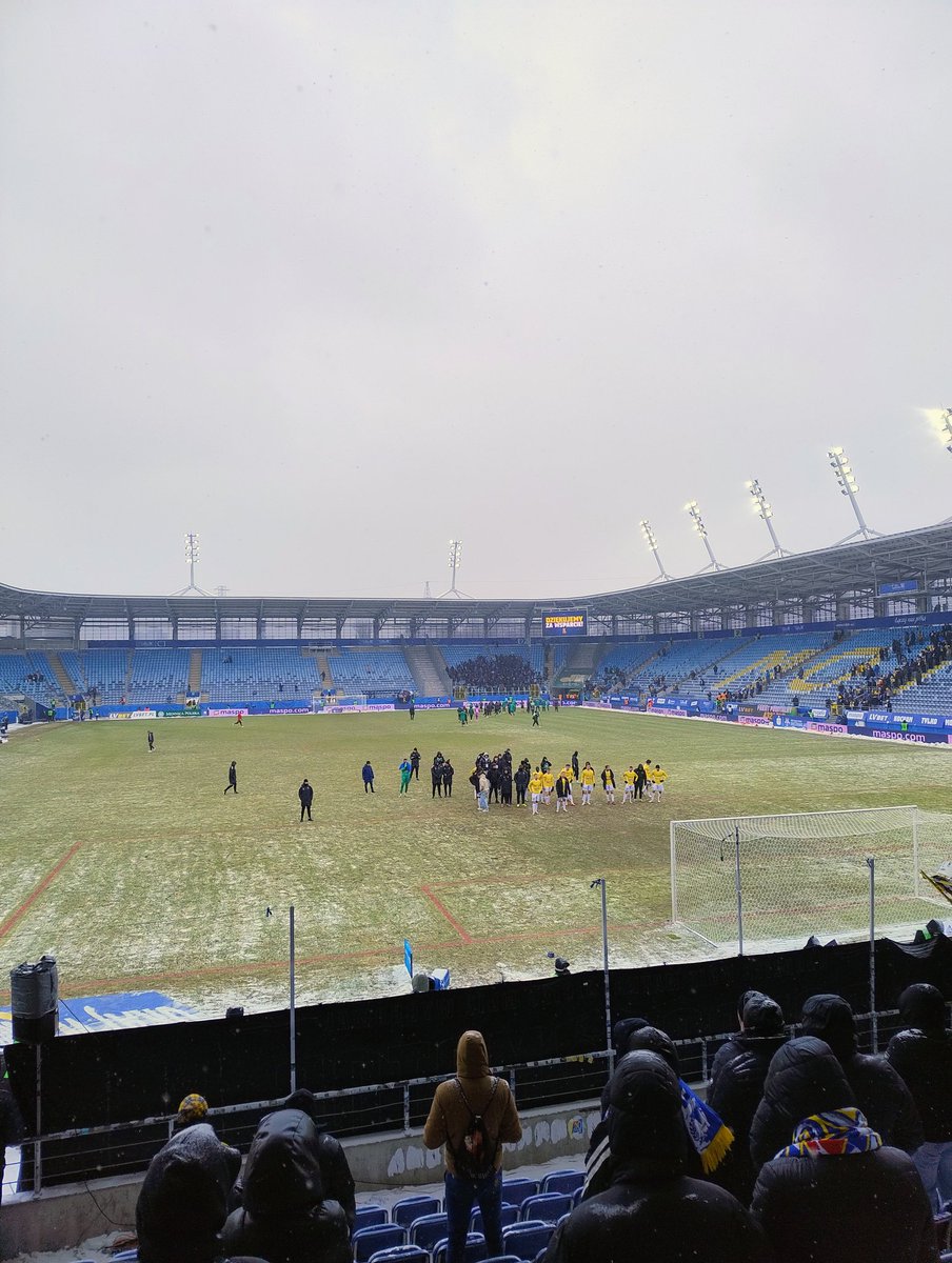 2:3
Nie potrzebujemy silnej ławki rezerwowych. 
Dwóch solidnych napastników rywalizujących ze sobą? A na co to komu? Przecież to szkodzi obu zawodnikom.
Wzmocnienia? Najlepiej niech kibice zorganizują zrzutkę.