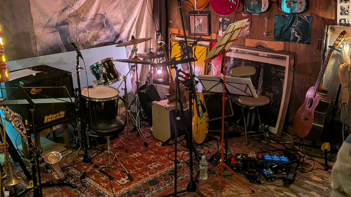 「やさしい言葉だけじゃ もう僕たちを救えな い」 ~詩とうたと即興演奏と。
＠ 十三 レインコート
ナガオクミ(vo) 福山俊朗(朗読)
清野拓巳(gt) 有本羅人(tp,cl,b-cl)
クミさんがMCなし！
不思議なライブ、朗読と唄、時には2人のリーディング、それに絡む演奏も起伏が激しい、
くせになりそうな世界。