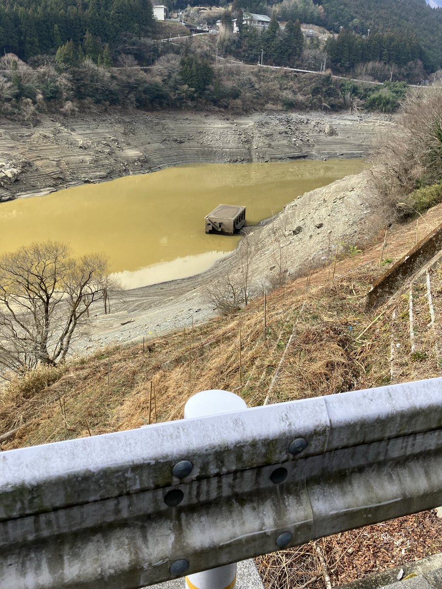dio778's tweet photo. 大川村旧役場ついに侵入可能域まで...
＃早明浦ダム　＃大川村　＃ダム https://t.co/CidCqCS1zB