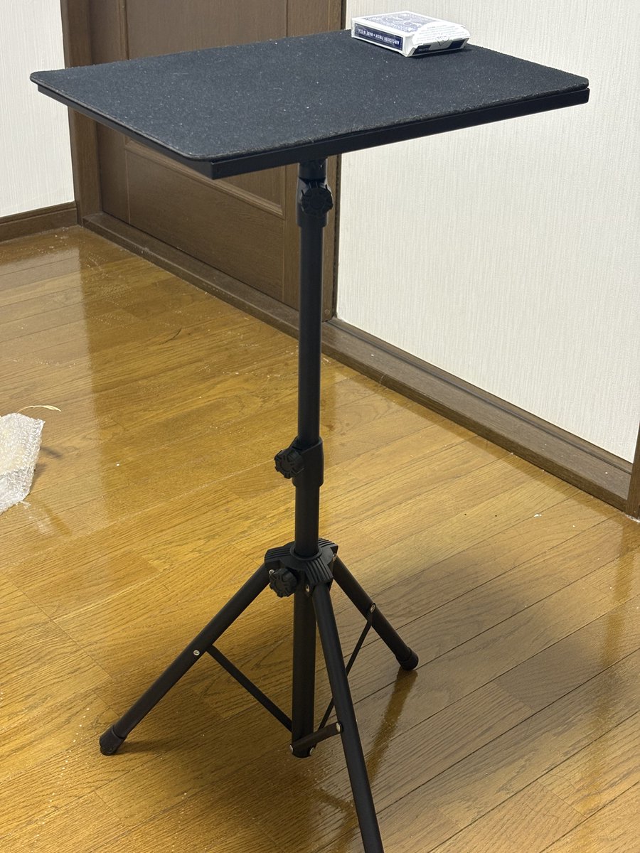 最近得たマジックの有益情報は、三脚に天板がついたやつは「プロジェクタースタンド」として3千円くらいで売られてるということ