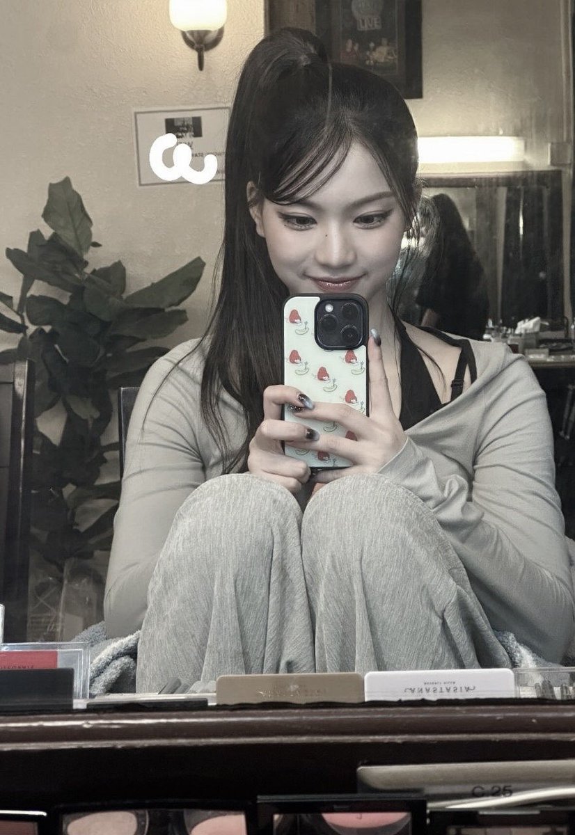 ㅤ

  📍 𝗖𝗵𝗮𝗻𝗴𝗶 𝗜𝗻𝘁𝗲𝗿𝗻𝗮𝘁𝗶𝗼𝗻𝗮𝗹 𝗔𝗶𝗿𝗽𝗼𝗿𝘁 [Sun, February 15 | 16:30]

         Gak pernah terlintas sedikitpun jauh-jauh ke SG cuma buat pilates. Pasti uwa neleponin terus buat nitip oleh-oleh.

ㅤ