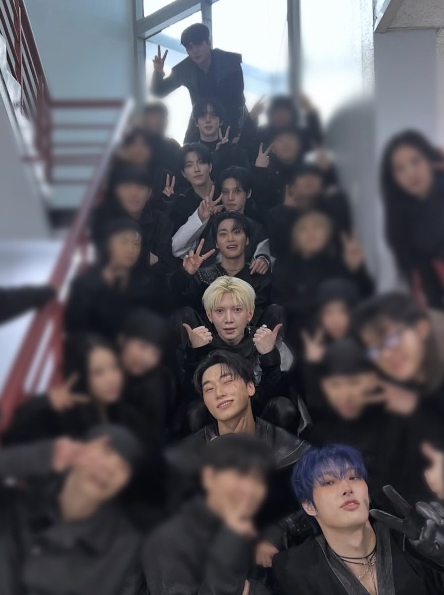 lovefor_san's tweet image. 댄서분들이랑 아드레날린 막방 단체 사진 🥹💦