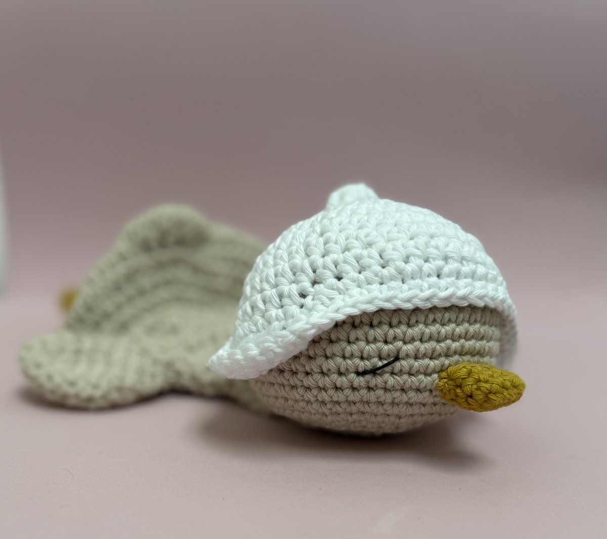 viene con la cintita y el gorrito, para que le pongas lo que más te guste a vos, desmayada de la ternura por culpa de este gansito bebé 🪿🐣💗
ya disponible en la tienda 💗🧸🧶
mrkifki.com.ar/productos/ida-…
