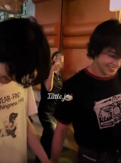 데이트하다가 누가 알아보고 아는 척해서 현장 난리나고 시끌벅적해졌는데 도망치는 순간에도 너무 즐거워서 웃어버린 것 같다