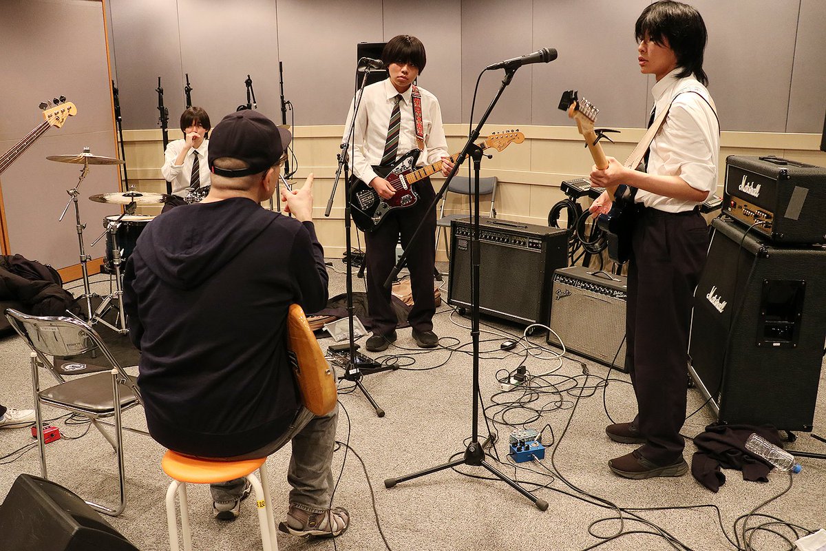 FACE_ON_staff's tweet photo. 昭和音楽大学で中央大学杉並高校のバンドワークショップを実施しました！
MUSIC DAYS 2025 FINAL【昭和音大賞】の副賞レッスンです！
受講バンドは 空論戦争、キャンモアチューン、irori、ジャガーノート、ROCK ONの２年生５バンドです。

講師  益田トッシュ先生 https://t.co/9MzH1zzu94