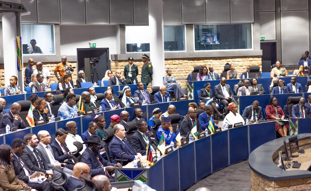 PrimatureRwanda's tweet photo. Today, on the margins of the #39AUSummit in Addis Ababa, Prime Minister Justin Nsengiyumva attended the Heads of State and Government Meeting of the Ad Hoc Committee on South Sudan, where leaders reviewed the evolving situation and ongoing regional efforts toward peace and stability.
-----------------------
Uyu munsi, mu Nama y'Umuryango wa Afurika Yunze Ubumwe irimo kubera i Addis Ababa, Minisitiri w’Intebe Nsengiyumva yitabiriye Inama y’Abakuru b’Ibihugu na za Guverinoma y'Akanama gashinzwe Sudani y’Epfo, aho abayobozi basuzumye intambwe imaze guterwa n'imbaraga zikomeje gushyirwamo ku rwego rw'akarere hagamijwe kugera ku mahoro n’umutekano.