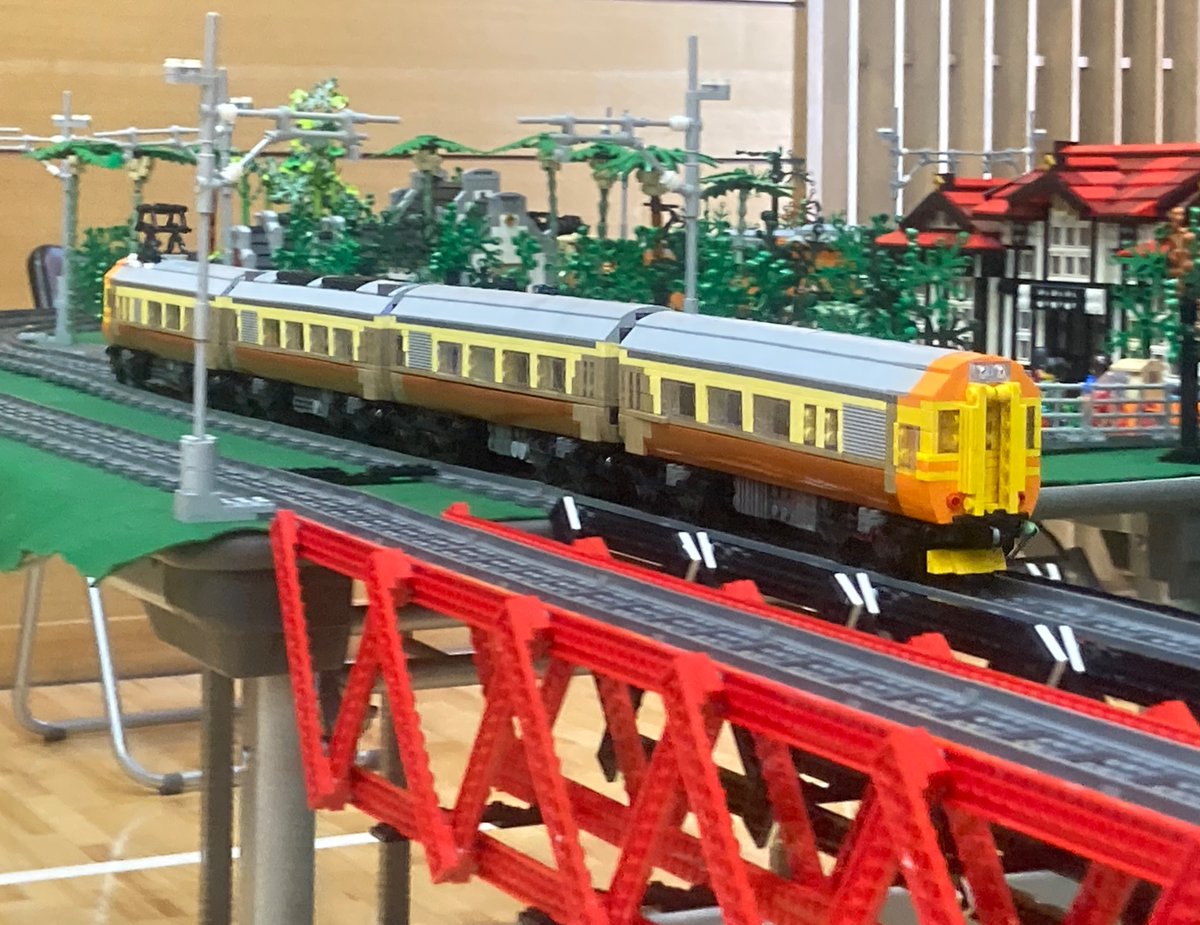 #YBF2026　今回新作

台湾鐵路管理局　EMU100形　#レゴトレ

台湾初の電車特急「自強號」として1978年デビュウ。2009年頃まで活躍したもの。

英国仕込みの車体に電装品。不思議な趣の特急電車でありました。