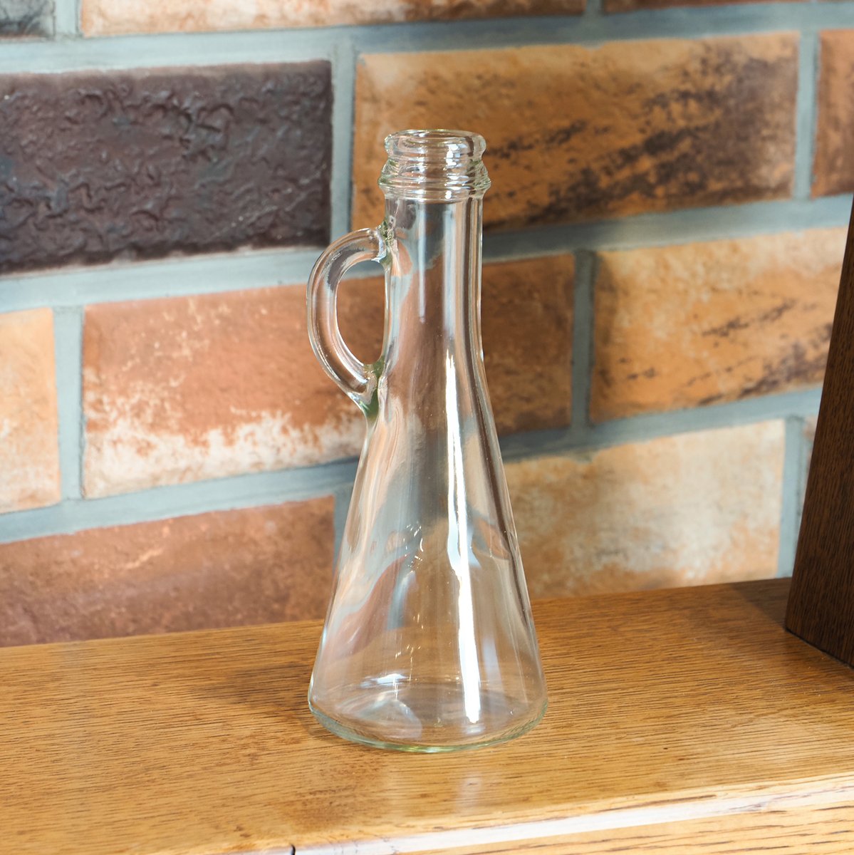 🫙手付130🫙
容量：NET 130ml
サイズ：高さ158.6mm x 胴径65mm（最大部分）

持ち手のついたデザインの細口瓶です。
可愛いだけではなく注ぎやすい形のびんで、弊社のオリジナル商品の中でも人気があります✨

シロップやオイルなどはもちろん、そのほかの調味料にもぜひご利用ください。

#ガラスびん