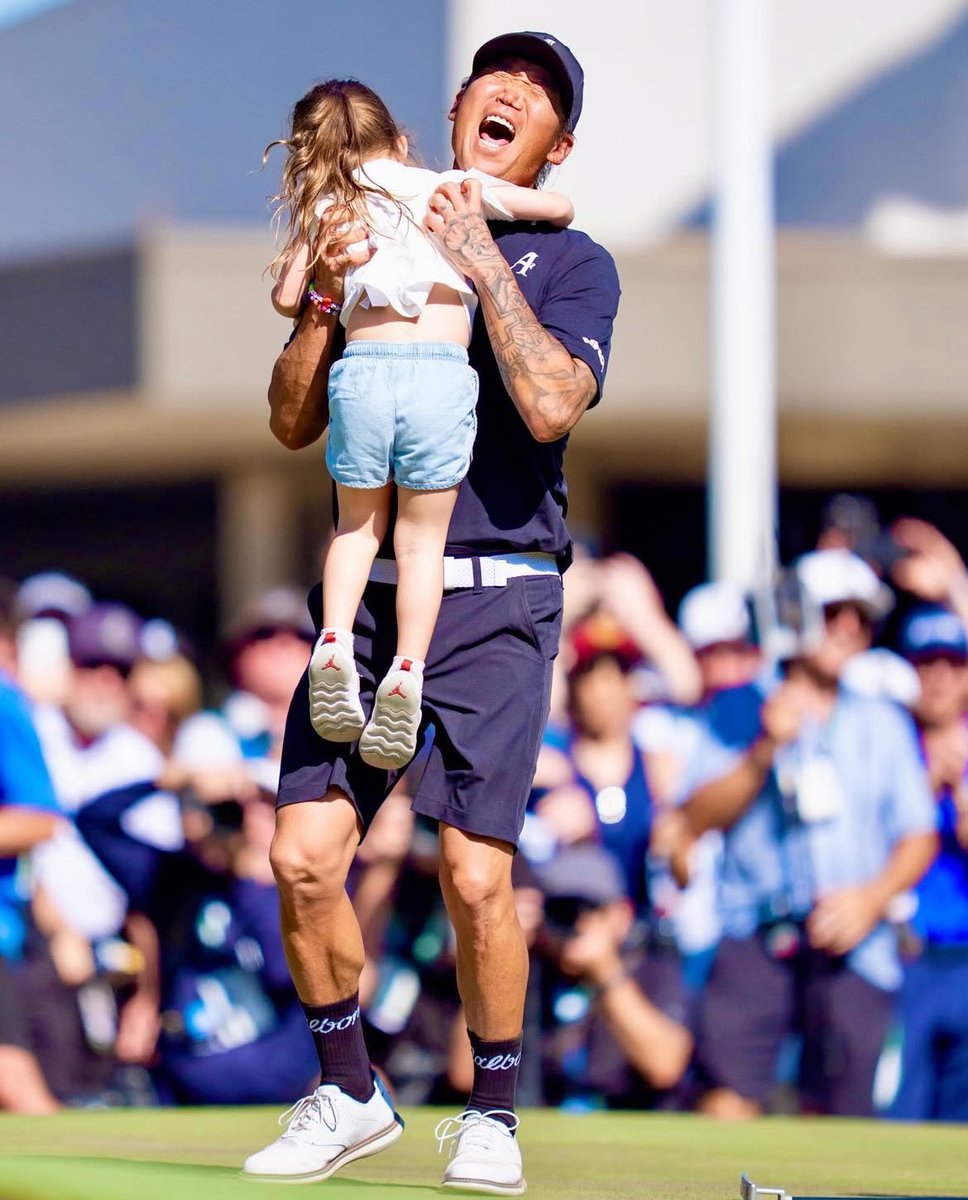 itismarkharris's tweet image. This is the sports photo of the year. 

Family.