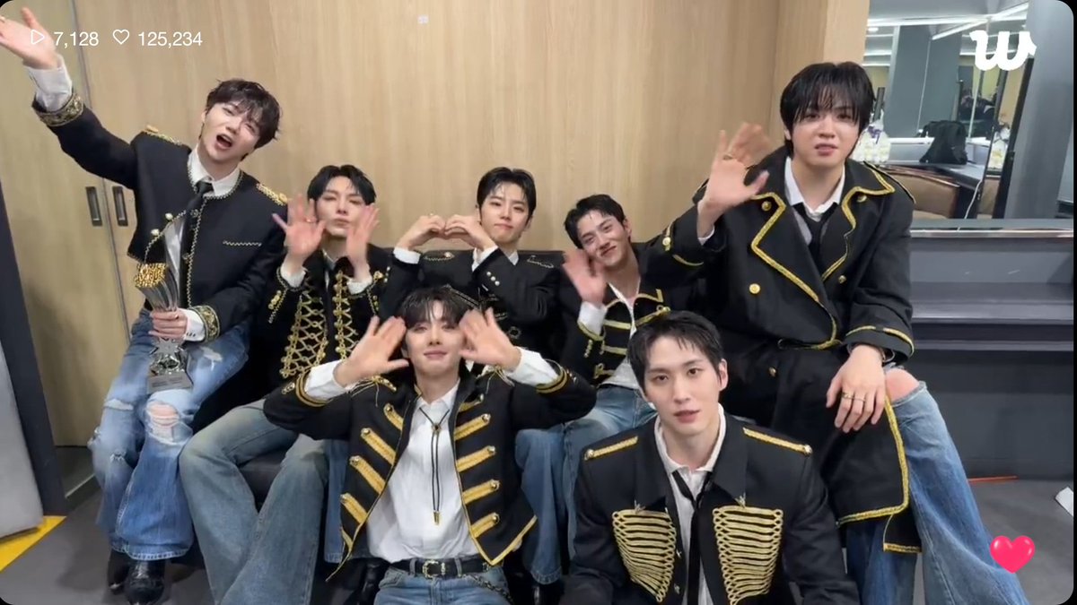 ehldotdee's tweet photo. Other than them performing together again, I also felt excited for the ppl who used to support them as a group everyday; their makeup artists, managers, SNS staffs, who must've also missed working with them for group scheds. 💙 We all know how they're close to them as well. 🥹 https://t.co/6zaxGar335