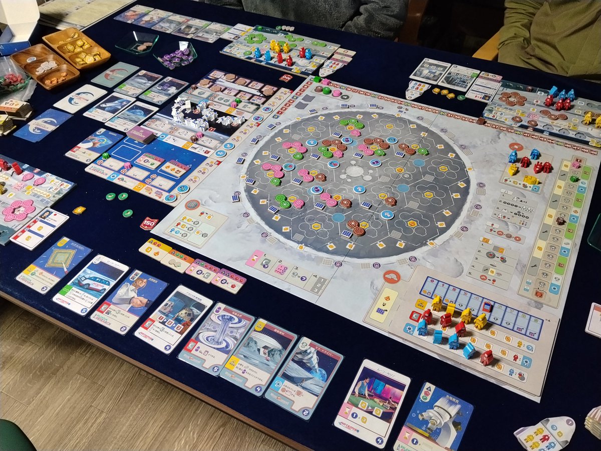ume_bg's tweet photo. 小矢部クローズ会
プレイしたのは
シャクルトンベース　1/3
パピリア　2/4
シャクルトンベース初プレイ。今回登場の3つの企業を活用して月面開発。シナジーをどう組み上げるか悩ましい。160点超えて良い感じでした。
パリピアまた1手番足りない。次ターンの僕の50点が×。
バラージすごく…大きいです… https://t.co/tTgvk4B2Rb