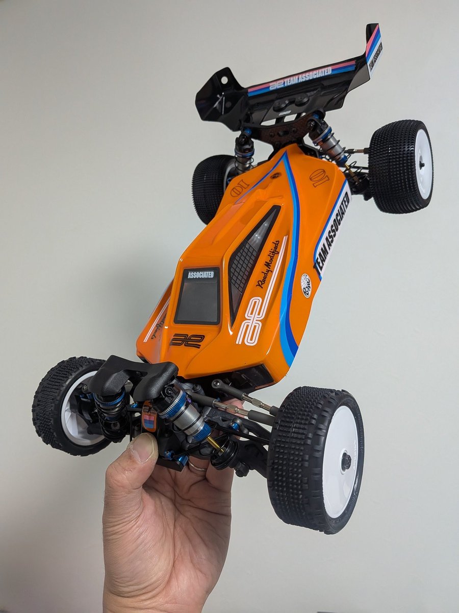 bavarois92's tweet image. やっとこさRC10B84が完成っ✨🍮
シェイクダウンが楽しみだ😺
#WeAreAE #Associated #RC10B84