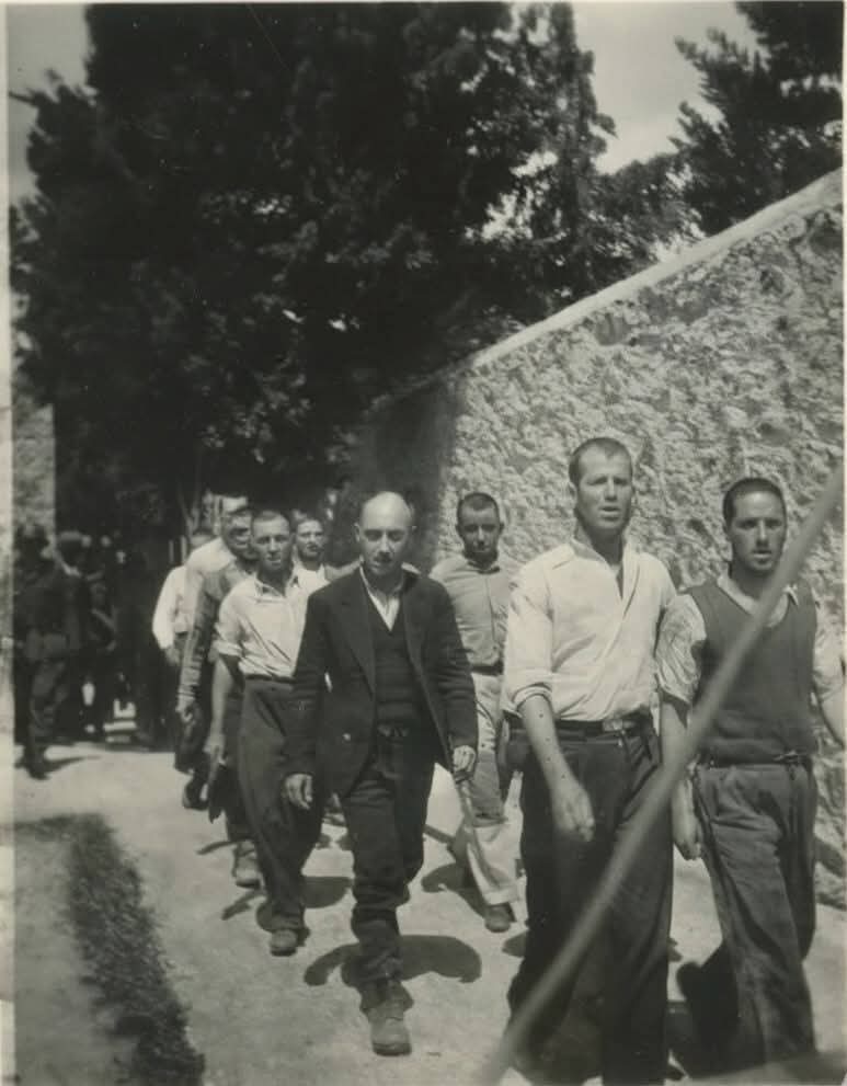 Και έτσι τα άτομα που διαβάσαμε στην ιστορία δεν είναι απλά ονοματεπώνυμα, γίνονται πρόσωπα, εικόνα.
Έχουν σώμα και φωνή που αντηχεί δυνατά μέσα από τις φωτό.
Τα κοιτάς και σου μιλάνε.Στητοί περήφανοι αλύγιστοι ατρόμητοι στο θάνατο 
Δίνουν μαθήματα ζωής.
Σύντροφοι ευχαριστούμε...
