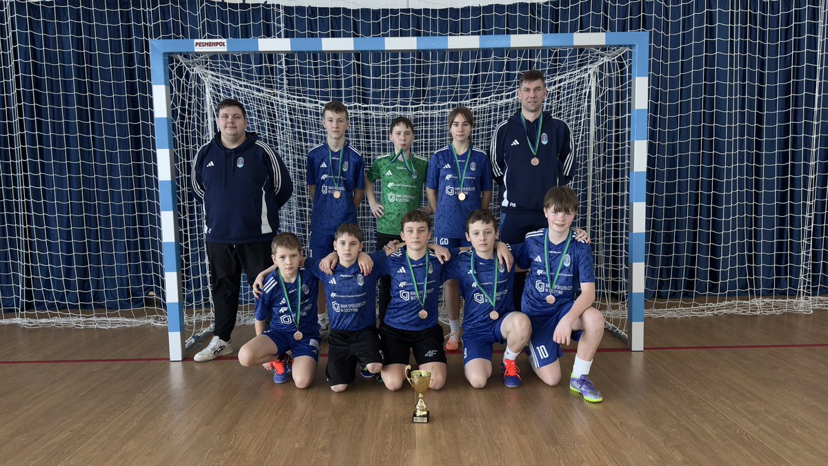 BPasym's tweet photo. 🥉 Młodzicy Błękitnych Pasym 3. drużyną województwa w Zimowych Rozgrywkach Halowych D1! 💙
W grupie 2:0 z Naki, 0:2 z DKS, 3:0 z Ornetą. W półfinale 0:5 z MSA Mrągowo.
O brązie zadecydowały karne – 3:2 z Vęgorią! 🔥
Brawo drużyna! 👏⚽ https://t.co/7QZXteIHch