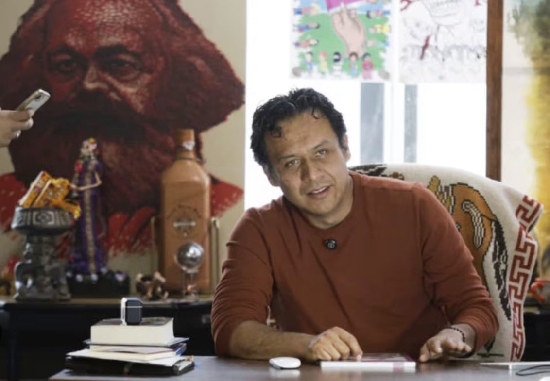 Que al Sr. Marx Arriaga, luego del daño inmenso que pudo provocar en la educación de los niños de México,se le ofreciera un cargo de “consolación” en el exterior,nos confirma que lastimosamente se considera al servicio exterior mexicano el cómodo basurero de la corrupción y la