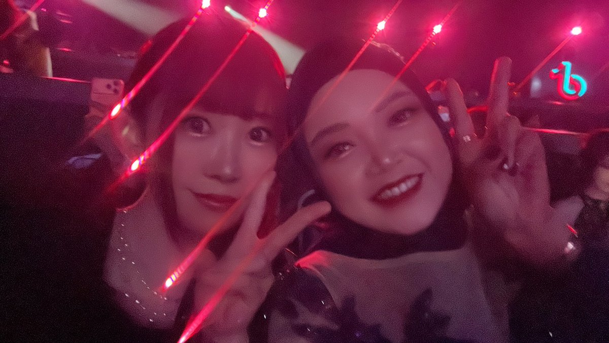 a_y_u_k_aaaaa's tweet photo. ＼LIVE FESTの勲章きた🎖️／
￣￣￣￣￣￣￣￣￣￣￣￣￣￣
#TikTok から本日荷物が…！
音楽部門日本2位と世界9位の勲章が届いた✨

ラスベガスでのお写真と共に載せます📸
②音楽部門世界1位のMamilaと
③音楽部門で入賞した日本人3名と
④可愛すぎるJULIAと

北海道→ラスベガスと遠征続きで
まだ北海道のデータすら整理できず…😂

少しずつ載せてきます✊