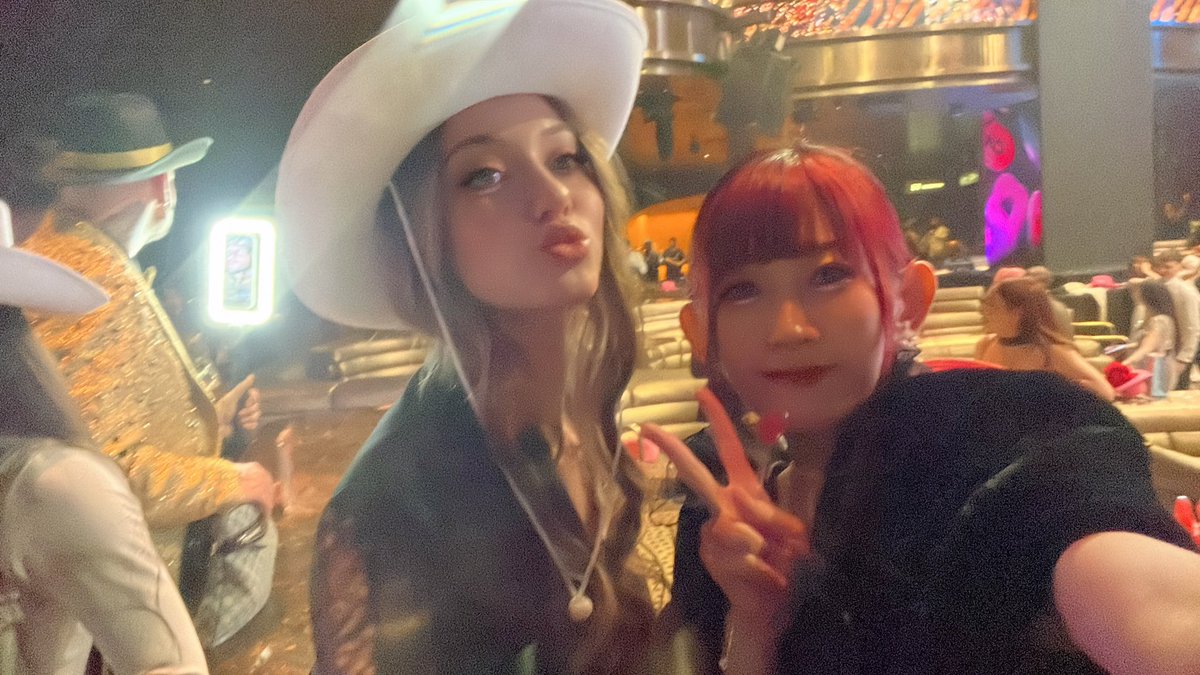a_y_u_k_aaaaa's tweet photo. ＼LIVE FESTの勲章きた🎖️／
￣￣￣￣￣￣￣￣￣￣￣￣￣￣
#TikTok から本日荷物が…！
音楽部門日本2位と世界9位の勲章が届いた✨

ラスベガスでのお写真と共に載せます📸
②音楽部門世界1位のMamilaと
③音楽部門で入賞した日本人3名と
④可愛すぎるJULIAと

北海道→ラスベガスと遠征続きで
まだ北海道のデータすら整理できず…😂

少しずつ載せてきます✊