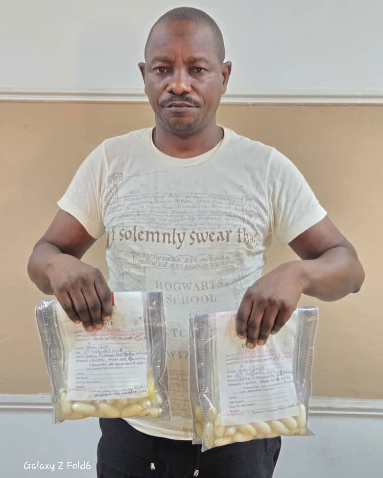 Frontliner1205's tweet photo. NDLEA Foils Drug Baron’s Cocaine Export Plot from Prison

Operatives of the National Drug Law Enforcement Agency  have uncovered and foiled a fresh attempt by a convicted drug trafficker to export 1.10kg of cocaine to London from inside prison

The suspect, Olashupo Oladimeji https://t.co/EBZEF6BXpg
