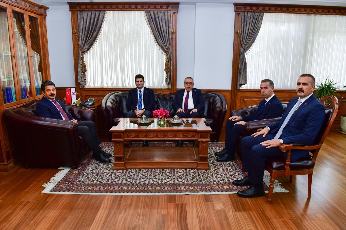 Kırşehir Valimiz Sayın Murat Sefa Demiryürek’i ziyaret ettik.

Nazik misafirperverlikleri için kendilerine teşekkür ediyor, çalışmalarında kolaylıklar diliyorum.🇹🇷