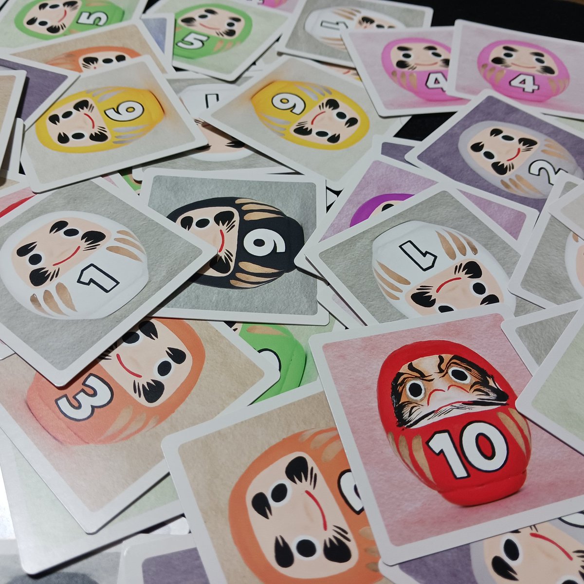 家族で #だるまあつめ

最後にもう1ゲームしようよーって時にも、さくっと遊べて間違いなく盛り上がる。

クニツィア先生、
素晴らしいゲームをありがとう✨

#ボードゲーム