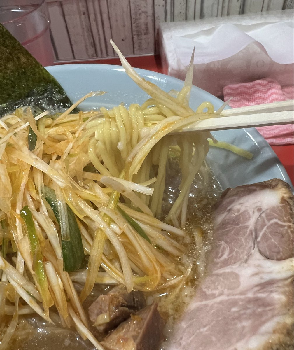 headbanker's tweet photo. ラーメンショップ◯化 草加店
辛ネギラーメン🍜多め固め
醤油ネギ丼🍚
今年38杯目✨

脂多めにしたけど、適度なコクと塩味に辛ネギの旨味が合わさると丁度いい✨

ネギ丼はごま油と醤油は風味付け程度、ラーメンとネギまみれだけど、味が違うとめちゃくちゃ食えるなぁ🤤

あっさりコク旨で美味かった😋 https://t.co/ZXlRgUOPbt