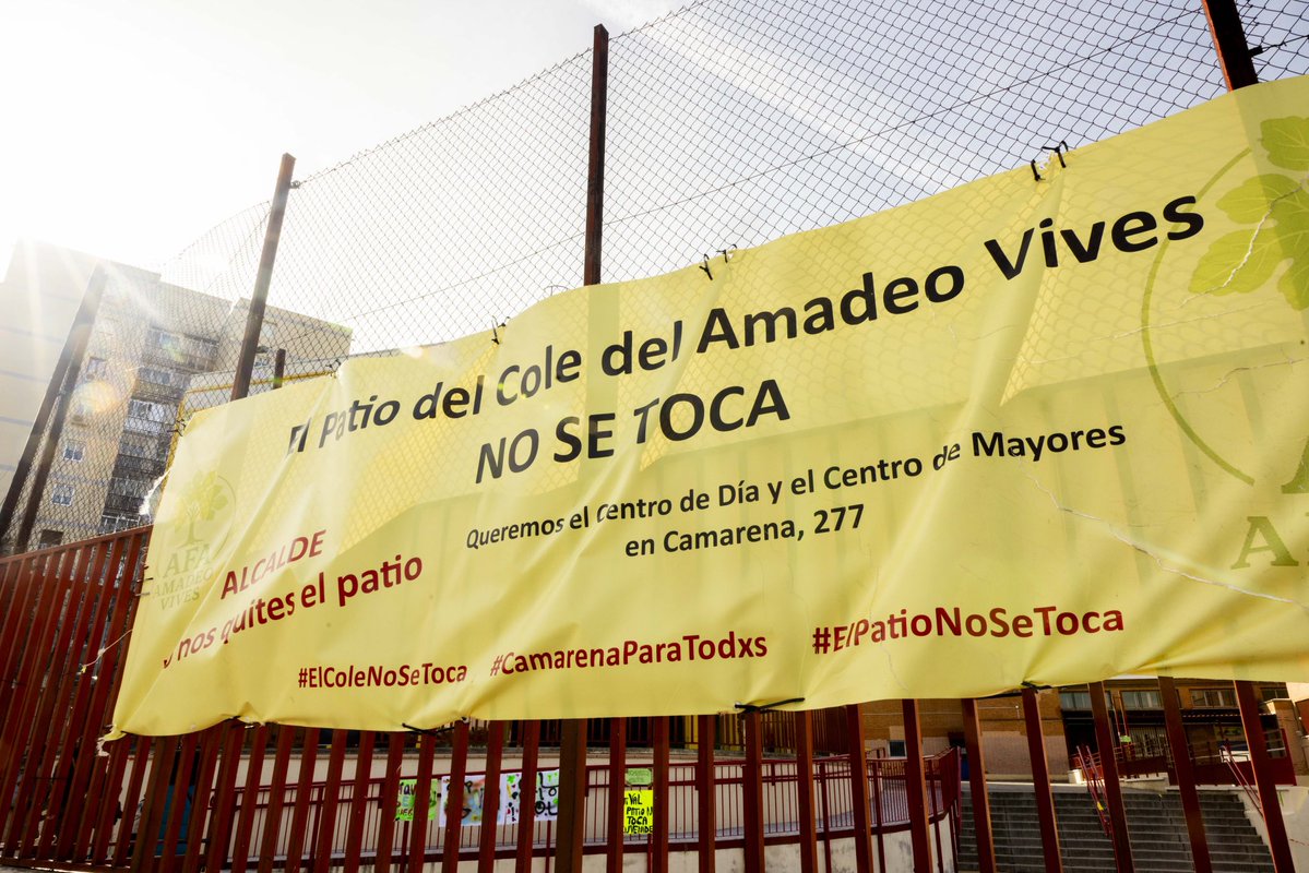 Almeida y Ayuso quieren dejar a los 430 niños y niñas del cole público Amadeo Vives de Aluche sin patio para construir un centro de mayores que podría ir en otra parcela del barrio. 

Su racanería quiere enfrentar a familias con mayores. Pero el barrio responde unido 💚.