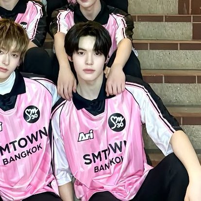 สำหรับใครที่สงสัยว่าตาต้าคือใคร คนไหนคือคนไทยใน SMTR25

ตาต้าคือคนนี้ค่า เด็กไทยคนในแรก SMTR25 ปัจจุบันทีมเทรนนีไทยมี 4 คน ตาต้า ชาร์ลี คชินทร์ ปีโป้

ตาต้าเข้า SM กลางปี 2024 และเปิดตัวมกราปี 2025 ถือว่าเร็วมาก ๆ เลยค่ะสำหรับเทรนนีที่พึ่งเข้าไปไม่นาน