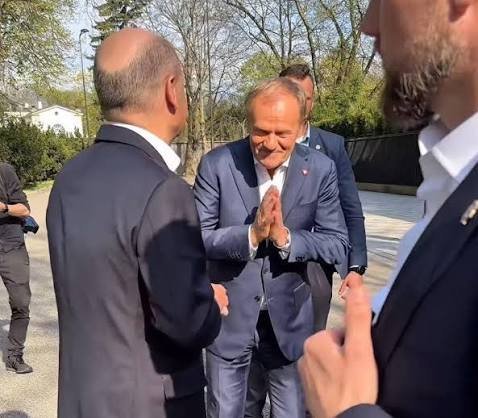 Uwaga. Bardzo długie ale chyba bardzo ważne.
Bełkot i histeria, jaką w sprawie SAFE urządził Usmiechniety Populizm idealnie pokazuje jakość tej władzy i jej medialnych cyngli.

Idealnym podsumowaniem tej patologii był wczorajszy występ w Polsacie wielkiego mózgu Uśmiechniętej