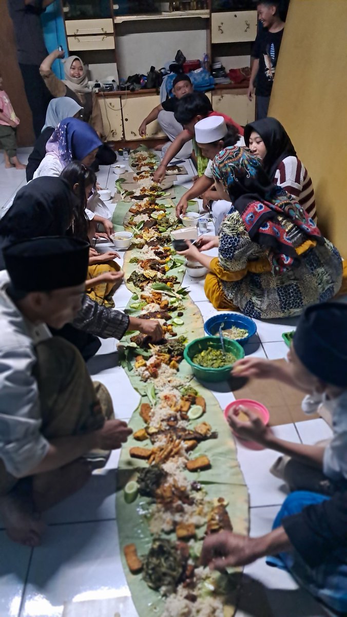 orockeon's tweet photo. Munggahan udah tinggal bukber https://t.co/2OZ0KvPHIy