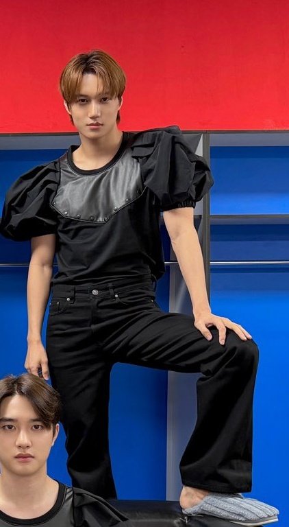 knets on theqoo are praising kai, saying the shirt suits him so well that it looks like a high-fashion pictorial 😭 

🔗theqoo.net/hot/4096013771…