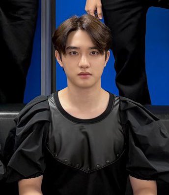 definitivamente não estava no meu bingo de 2026 ver o kyungsoo recriando a roupa de princesa dele de 2013 KKKKKKKKKKKKKKK passo mal