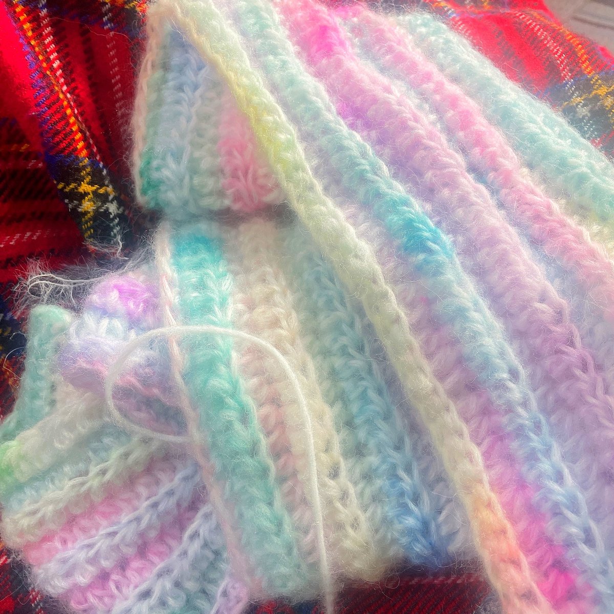 見て〜！！！わたあめみたいなものを編んでますたのしすぎるこういうマフラー欲しい人編ませてくれませんかいっぱい編むのでbooth出します！きゃー！！
こちらはオーダー品💁‍♀️