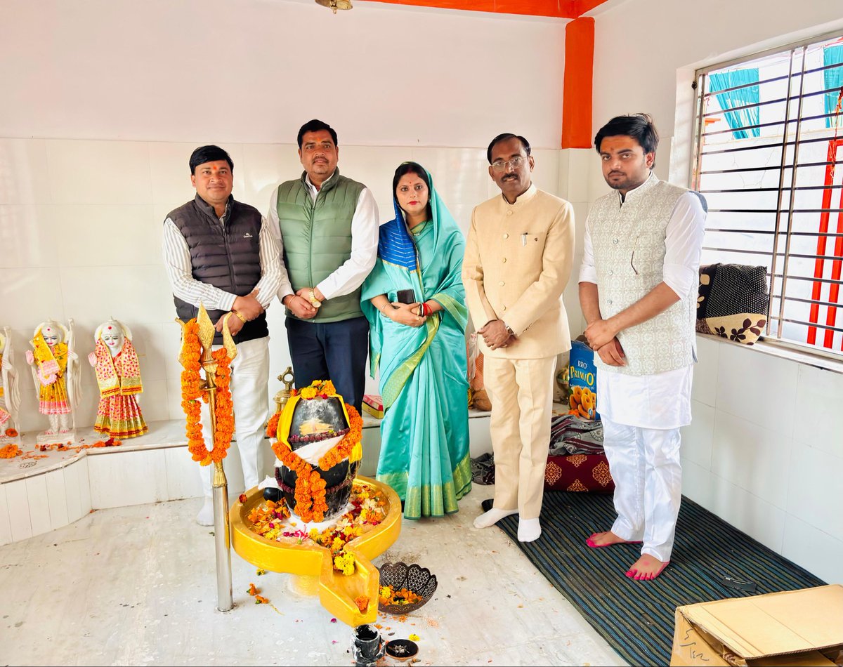 आज प्रदेश मीडिया पैनलिस्ट श्री शिवम शुक्ला जी के निवास, खोभा (देवसर) में आयोजित शिवलिंग स्थापना एवं रामदरबार प्राण-प्रतिष्ठा कार्यक्रम में सम्मिलित होकर विधि-विधान से पूजन-अर्चन किया तथा महाप्रसाद ग्रहण किया।

यह पावन अवसर धर्म, आस्था और सनातन संस्कृति के प्रति हमारी श्रद्धा को